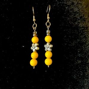 Yellow beaded earrings with daisies